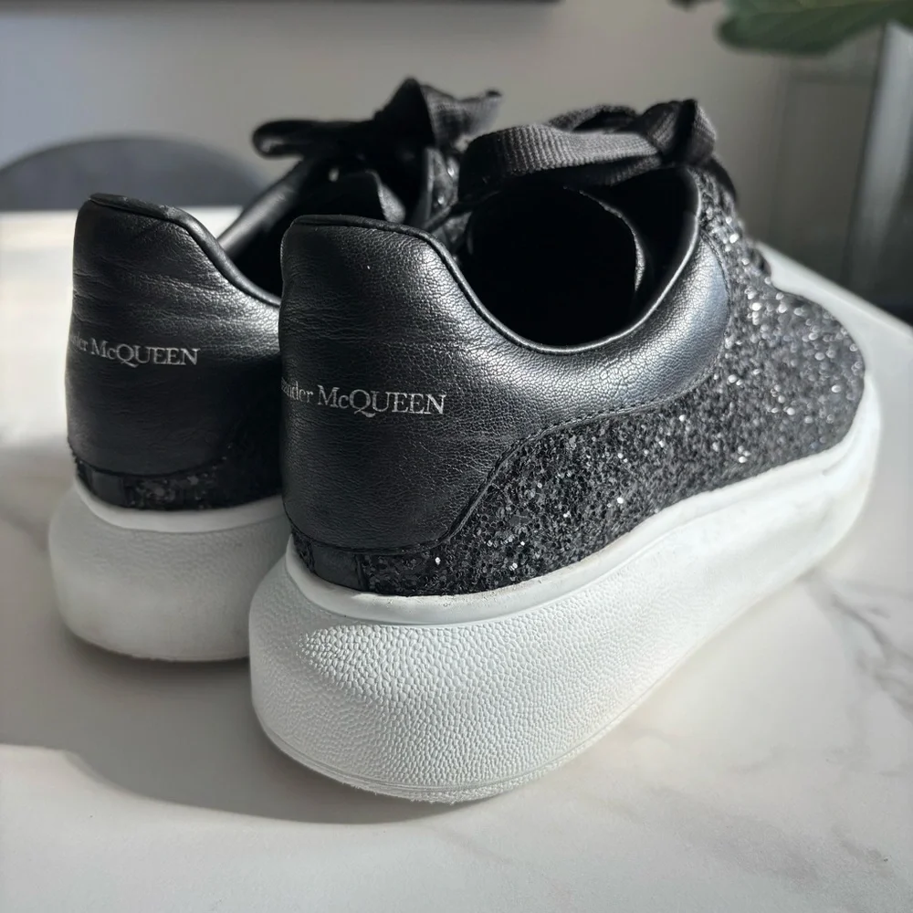 Alexander McQueen Oversized sneakers in a black glitter finish white sole sz 38 - Picture 3 of 11